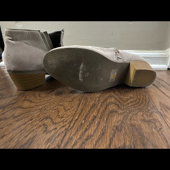 Shoes - Picture 3 of 4